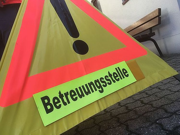 Eingang Betreuungsstelle Gelbes Faltsignal mit Warndreieck und der Beschriftung "Betreuungsstelle"